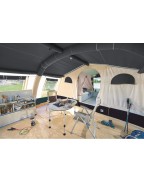 Caravane pliante Jamet Air TRIGANO avec auvent gonflable installée en camping