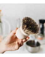 brosse à casserole en bois Andrée Jardin avec fibres naturelles de tampico et bassine