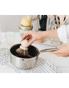 brosse à casserole en bois Andrée Jardin avec fibres naturelles de tampico et bassine