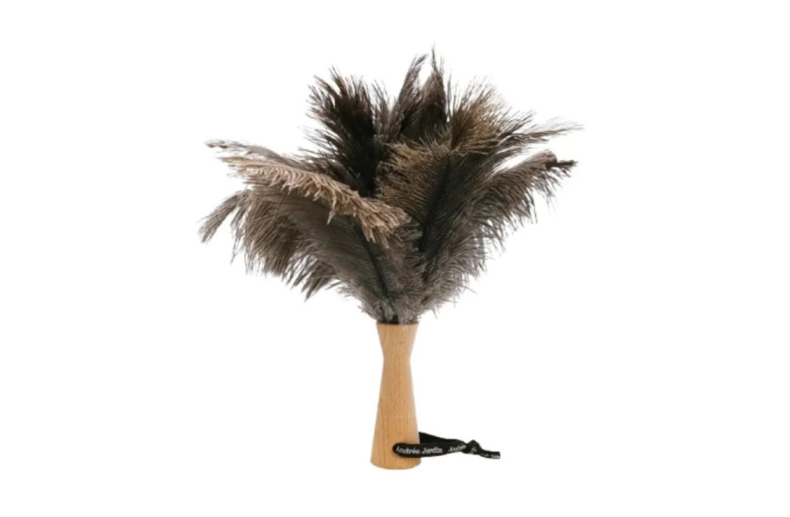 Petit plumeau à main Andrée Jardin en bois de hêtre et plumes d’autruche pour dépoussiérage intérieur